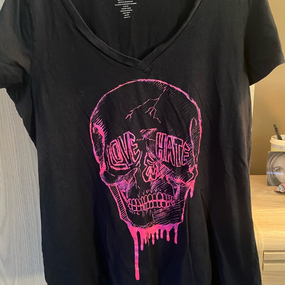 Torrid short sleeve hot pink/black T . Skull design very cute !